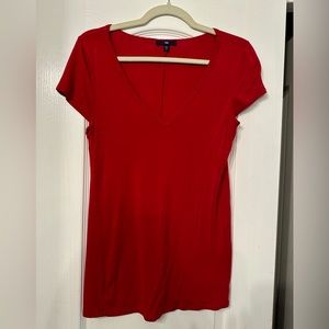 Red Gap v-neck everyday tee